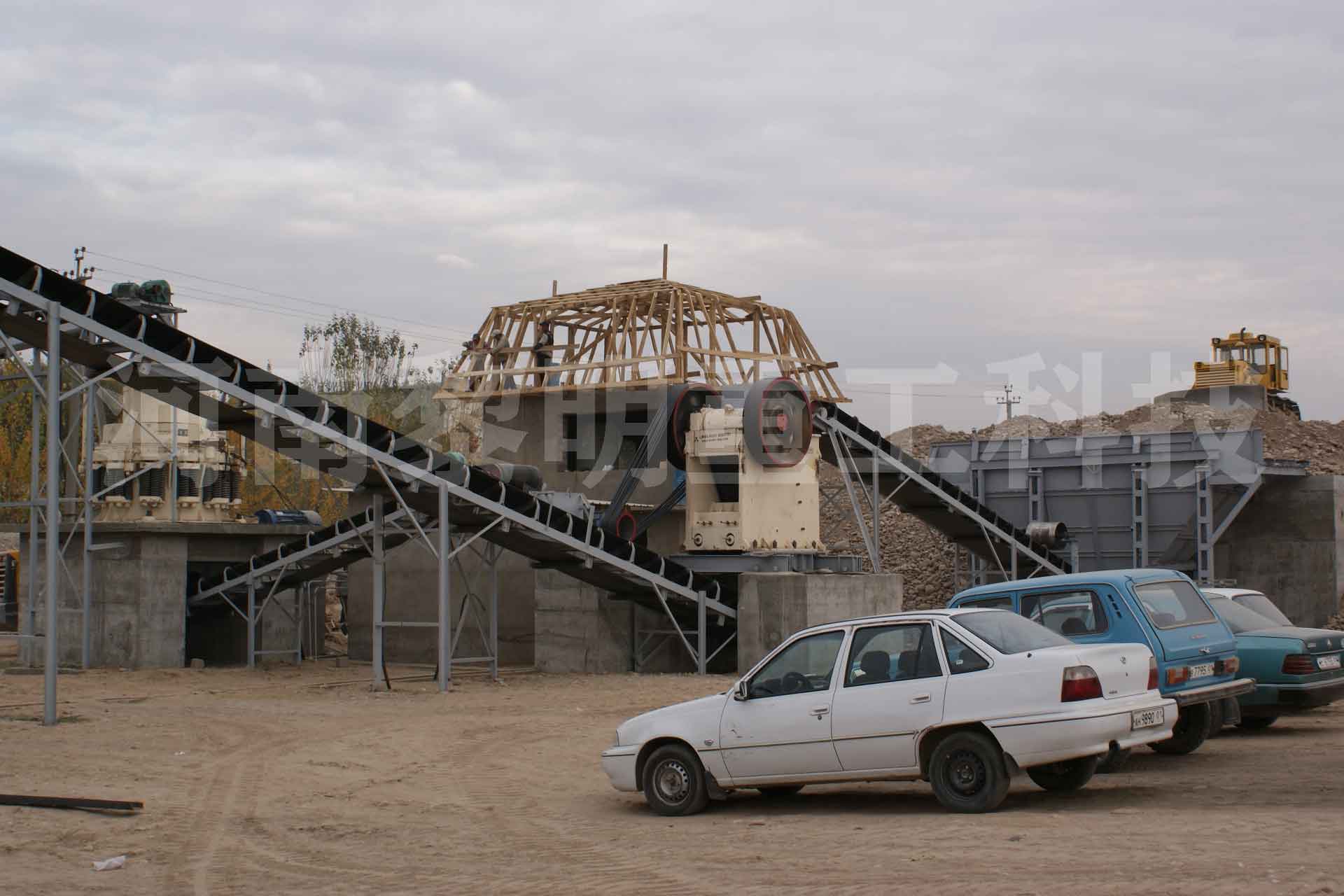 砂石粉碎機(jī)現(xiàn)場(chǎng)